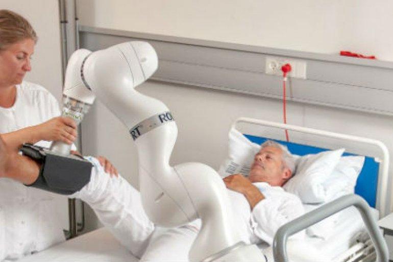 Robot genoptræner sengeliggende patienter